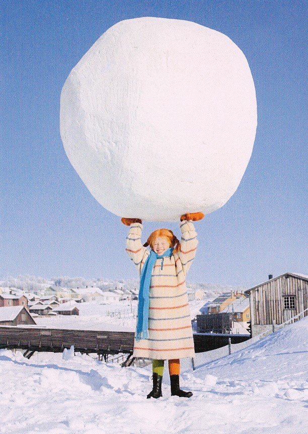 Pippi Langstrumpf mit riesigem Schneeball - Pippi Langstrumpf - Postkarte
